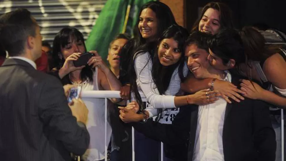 RODEADO. El ministro de Economía se prestó para una foto con un grupo de jóvenes. FOTO TOMADA DE TWITTER.COM/DOYOULOVEME666