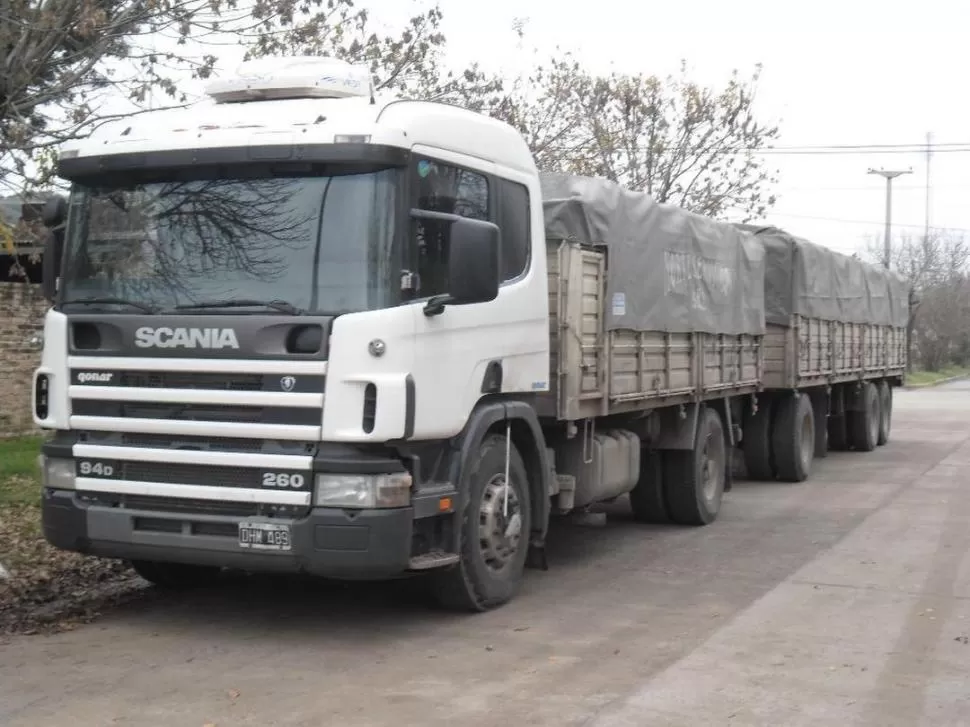 COSTOS MUY ALTOS. La falta de camiones para transportar el grano retoma el reclamo sobre la necesidad de que vuelva a circular el tren Belgrano Cargas. la gaceta / archivo