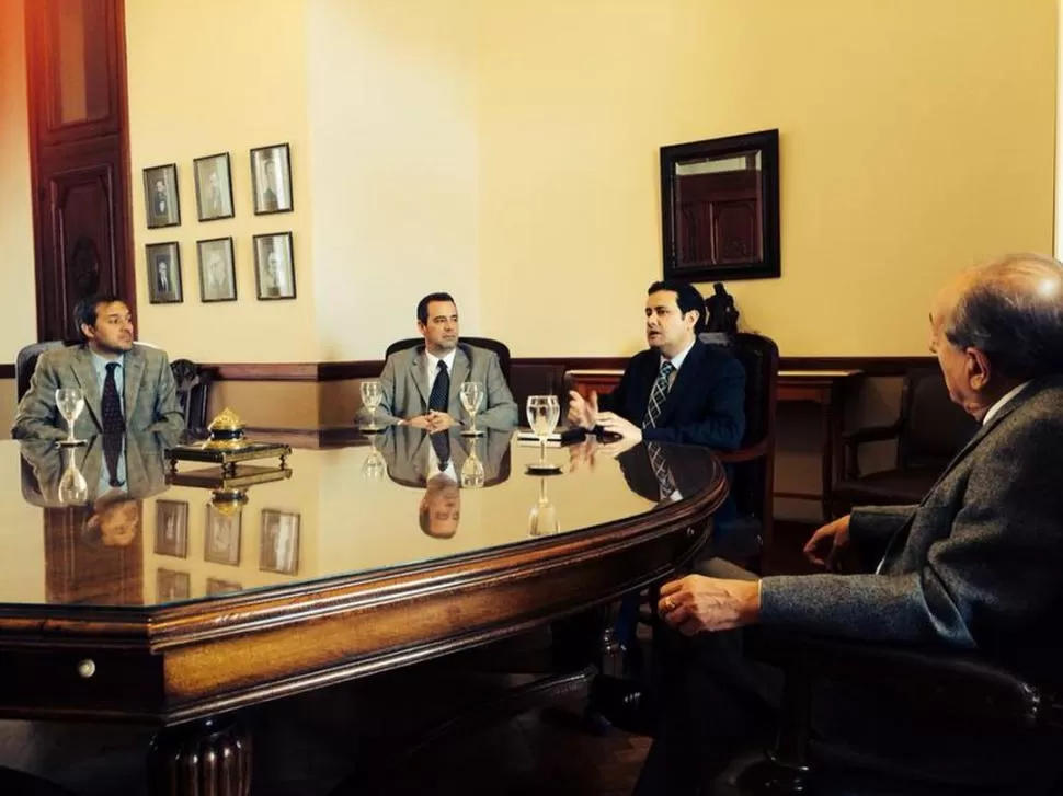 EN LA CORTE. Antonio Gandur, a la derecha, escucha al académico chileno. prensa corte suprema de justicia