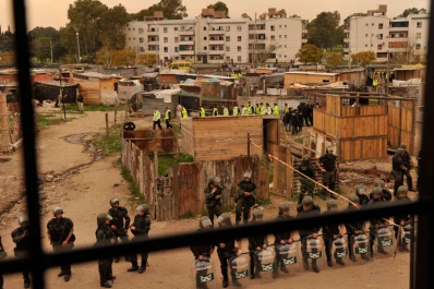 Desalojaron Villa Lugano tras el asesinato de Melina López