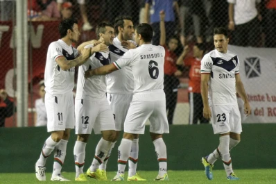 Vélez goleó a Independiente y es líder con puntaje ideal