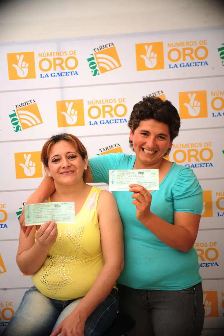 FELICES GANADORAS. Josefa Frías abraza a Rosana Noroña mientras muestran los cheques del premio. la gaceta / foto de oscar ferronato
