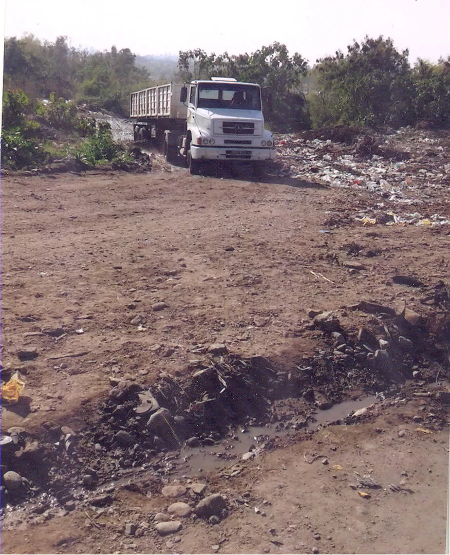 EN EL RÍO SALÍ. Camiones de Vialidad dejan su carga en las márgenes del río. foto gentileza 