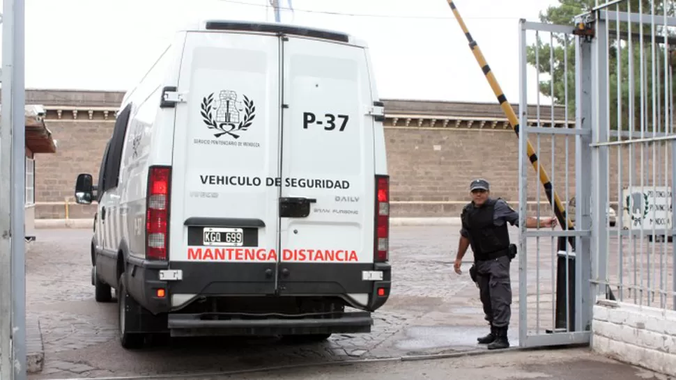 DETENIDO. El hombre fue trasladado hasta la comisaría séptima de La Rioja. FOTO TOMADA DE URGENTELARIOJA.COM.AR