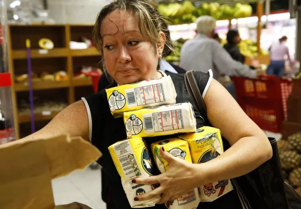 CARACAS. Una venezolana compra varios paquetes de harina. reuters