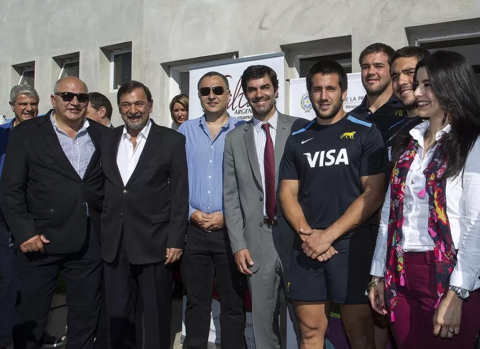 A LA PAR. Adolfo Mimessi -tercero en la hilera- posa junto al gobernador de Salta, Juan Manuel Urtubey, que de elegante traje acompañó a los dirigentes del rugby. 