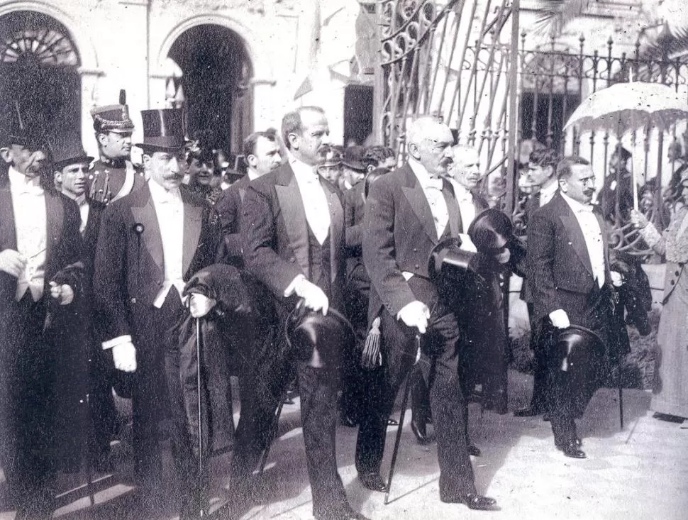 LA ÚLTIMA VISITA. Roque Sáenz Peña entra a la Casa Histórica en 1913. Lo acompañan, desde la izquierda, el gobernador de Salta, Robustiano Patrón Costas, y el de Tucumán, Ernesto Padilla. la gaceta / fotos de archivo