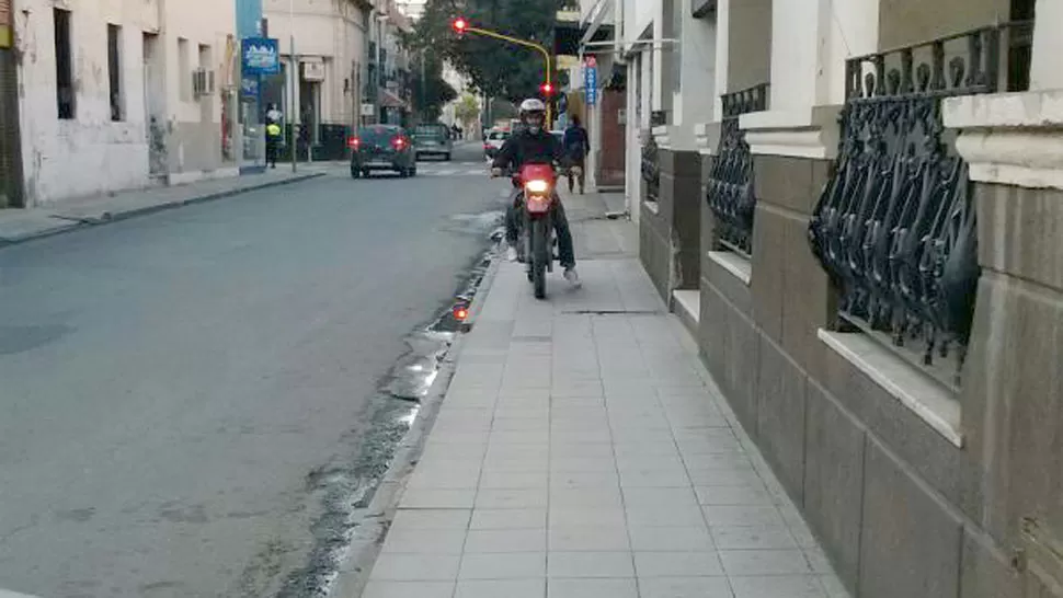 Las motos circulan por las veredas de la Monteagudo
