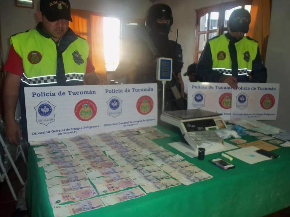 PRUEBAS. La Policía secuestró casi un kilo de marihuana y más de $ 4.000. gentileza digedrop