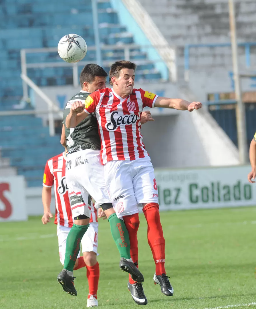 ESTUVO EN TODAS. Lucas Bossio marcó en el medio, abajo y arriba. También aportó juego al ataque del nuevo San Martín. 