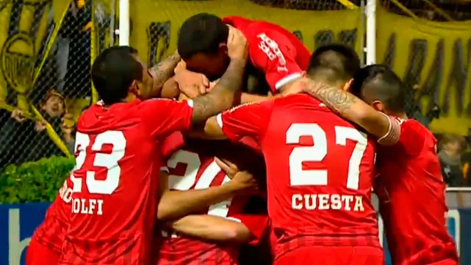 DELIRIO. Mancuello metió un golazo para cerrar el partido en Bahía Blanca. CAPTURA DE VIDEO