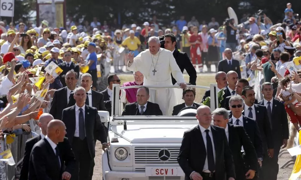 GUARDIA. El Papa es cuidado por agentes de la Gendarmería Pontificia, pero se negó a reforzar su seguridad. reuters