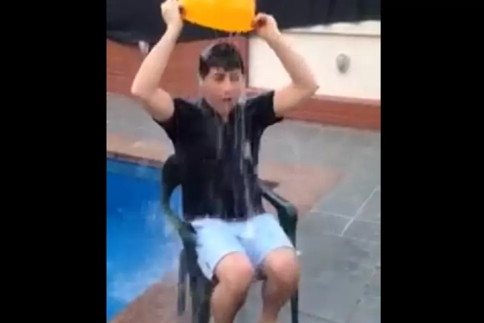 HELADO. Miguel Martín cumplió con el Ice Bucket Challenge.-