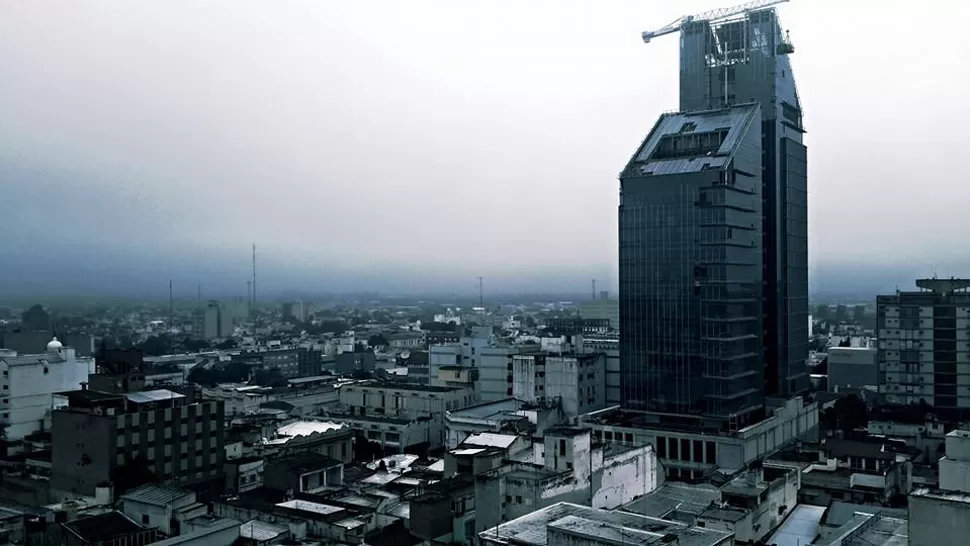 LAS GEMELAS. Las torres de los ministerios son las más altas de Santiago. FOTO ARCHIVO