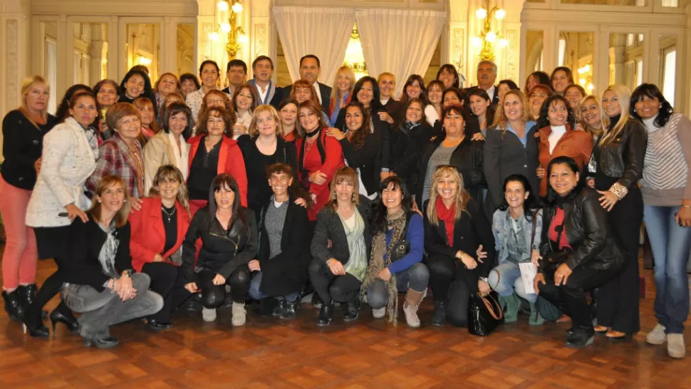 EN CASA DE GOBIERNO. Las mamis anfitrionas fueron recibidas por José Banegas, director de Deportes de la provincia. FOTO DE PRENSA ATAH.