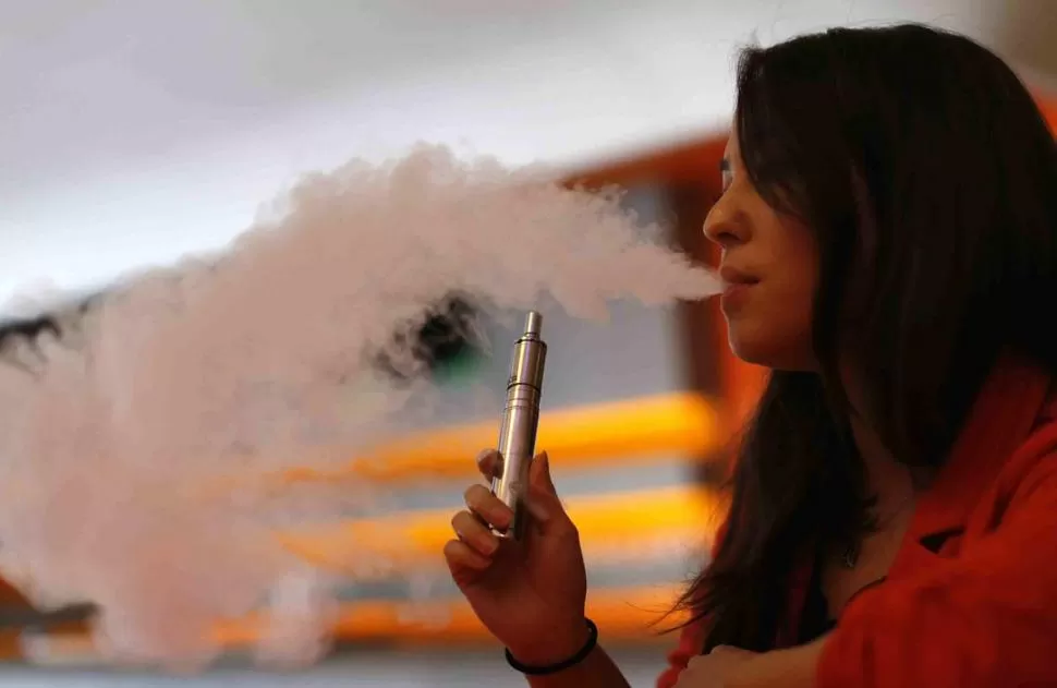 INEFICAZ. Según los médicos, el e-cigarrillo no ayuda a dejar de fumar. reuters