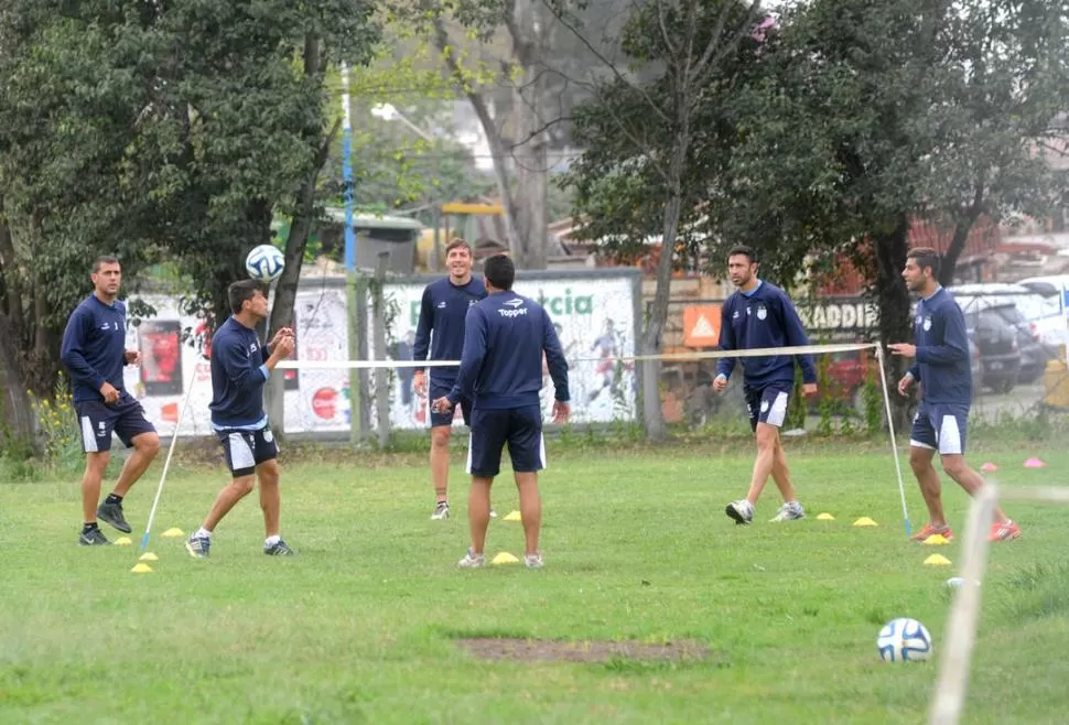 FÚTBOL TENIS. Bianchi, Imbert (cabeceando), Sbuttoni y Casais (de espaldas) durante el entrenamiento de ayer en el complejo. 