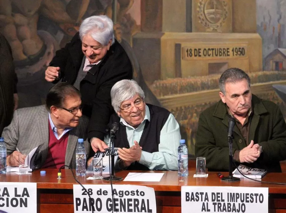 RATIFICA EL PARO NACIONAL. El titular de la CGT opositora, Hugo Moyano (centro), durante la presentación del libro del petrolero Guillermo Pereyra. dyn