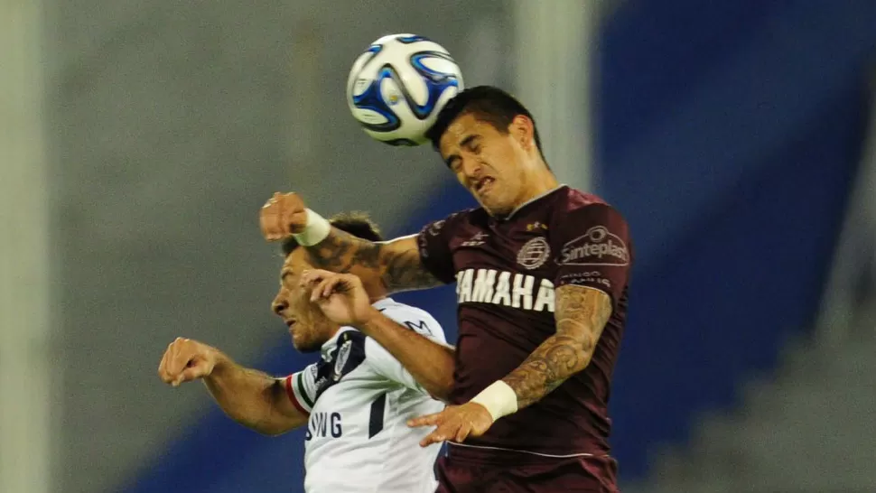 UN TRIUNFO Y A LA CIMA. Con un gol de Lucas Pratto Vélez le ganó a Lanús 1 a 0 y se subió a lo más alto de las posiciones. TELAM