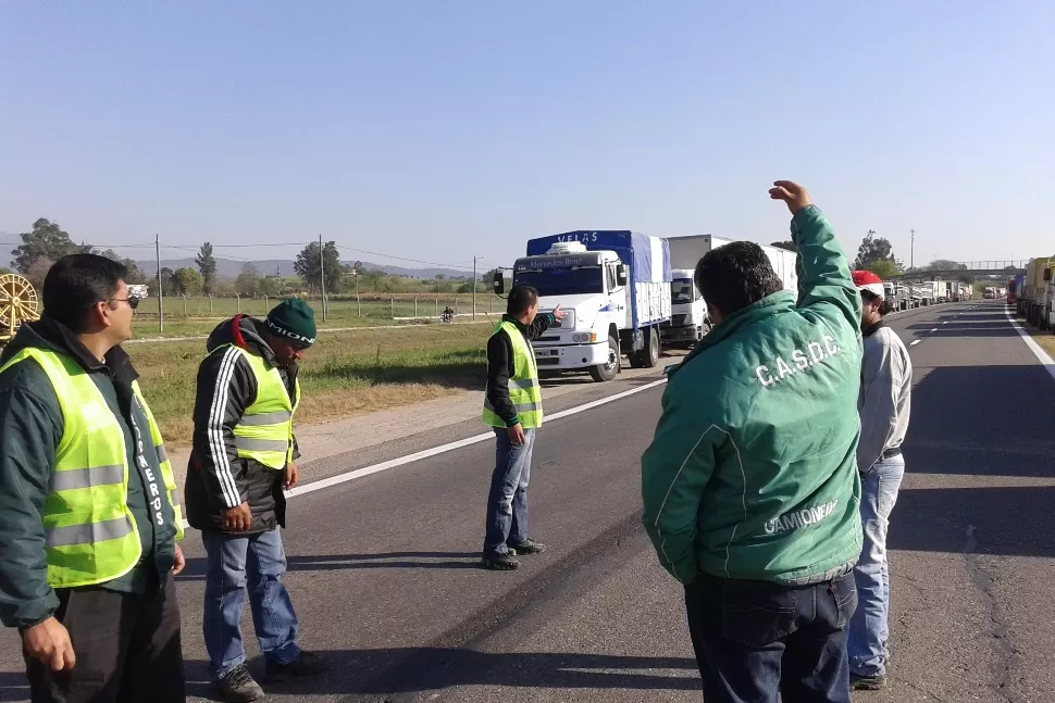 CORTE PARCIAL. Los trabajadores del sindicato de camioneros solo detienen a camiones de carga. FOTO LA GACETA