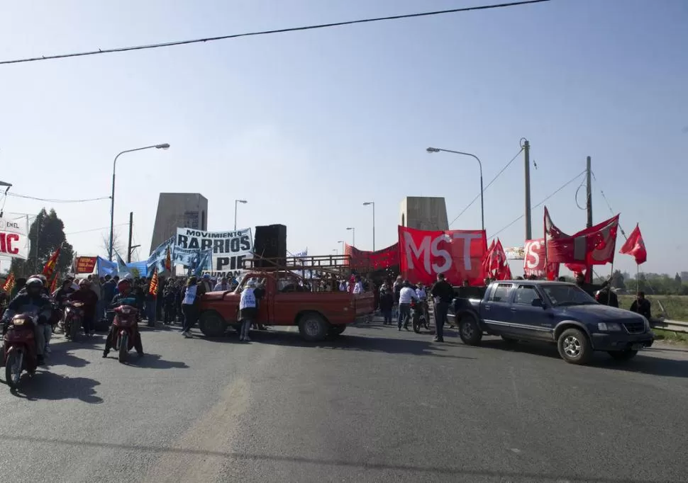 PROTESTA. La CTA y organizaciones sociales estuvieron sobre el puente Lucas Córdoba toda la mañana. la gaceta / foto de jorge olmos sgrosso