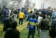 La Asamblea de los socios de Boca Juniors terminó a los sillazos