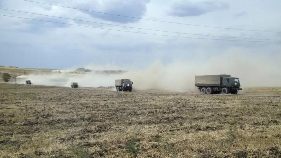 POR LAS ESTEPAS. Camiones sin identificación, pero que serían parte del Ejército de Rusia, se dirigen a Krasnodarovka, en territorio de Ucrania. reuters