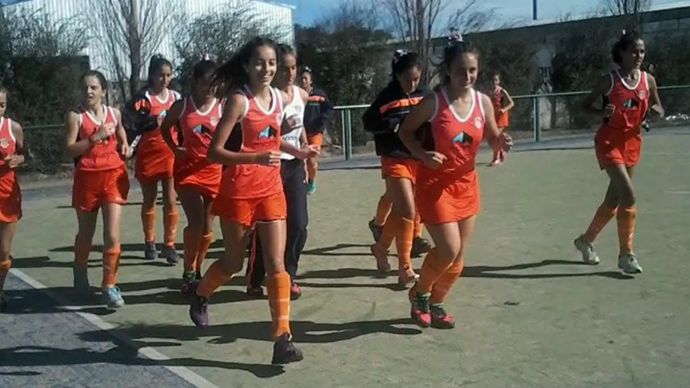 DISTENDIDAS. El equipo naranja está jugando en un muy buen nivel a pesar de los resultados adversos. FOTO DEL FACE DE MIRIAM ARROYO.