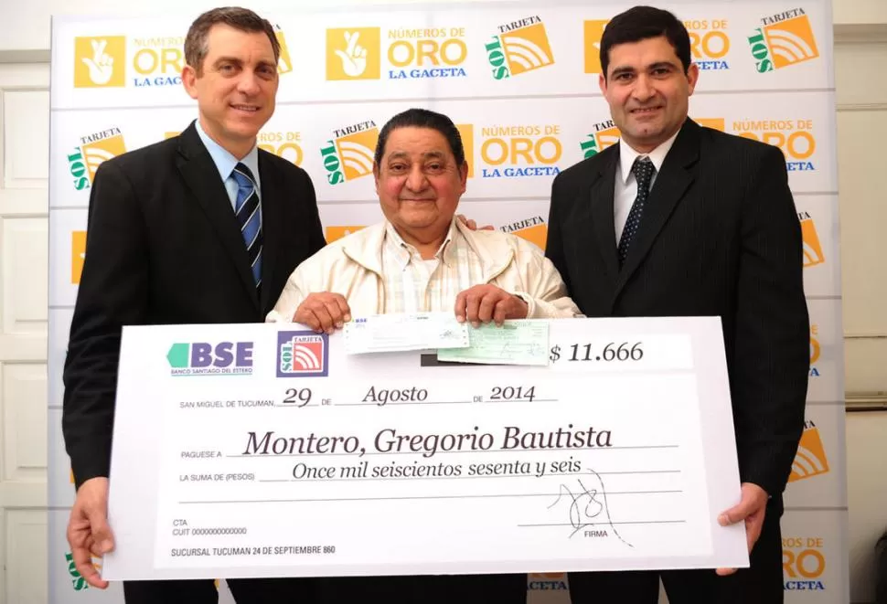 POR DOS. Gregorio Montero, usuario de Tarjeta Sol, duplicó el premio; en la foto, junto a Neme y a Del Pino.  