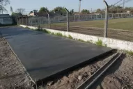 Los futbolistas, con sus manos, tuvieron que construir la vereda