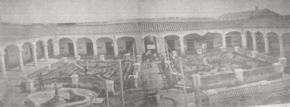 EL VIEJO PATIO. En 1872 se tomó esta foto del patio del inmueble donde funcionaron sucesivamente el Liceo, el San Miguel y el Nacional. Hoy pertenece a la Escuela Sarmiento la gaceta / fotos de archivo