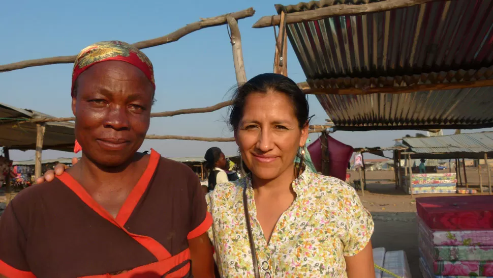 ANA Y ELIZABETH. La abuela angoleña encontró en la enfermera un apoyo para superar sus tribulaciones.