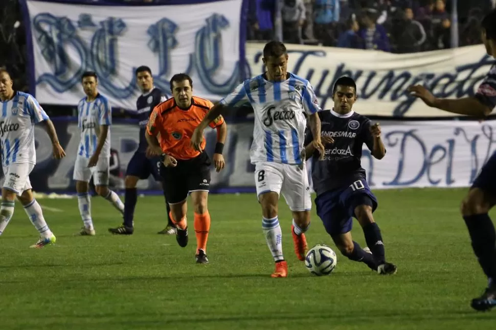 ESTÁ PREPARADO. Grahl, que lleva el balón ante el asedio de Leandro Velázquez, de Independiente Rivadavia, confía en que Atlético no perderá su eje en el torneo. 