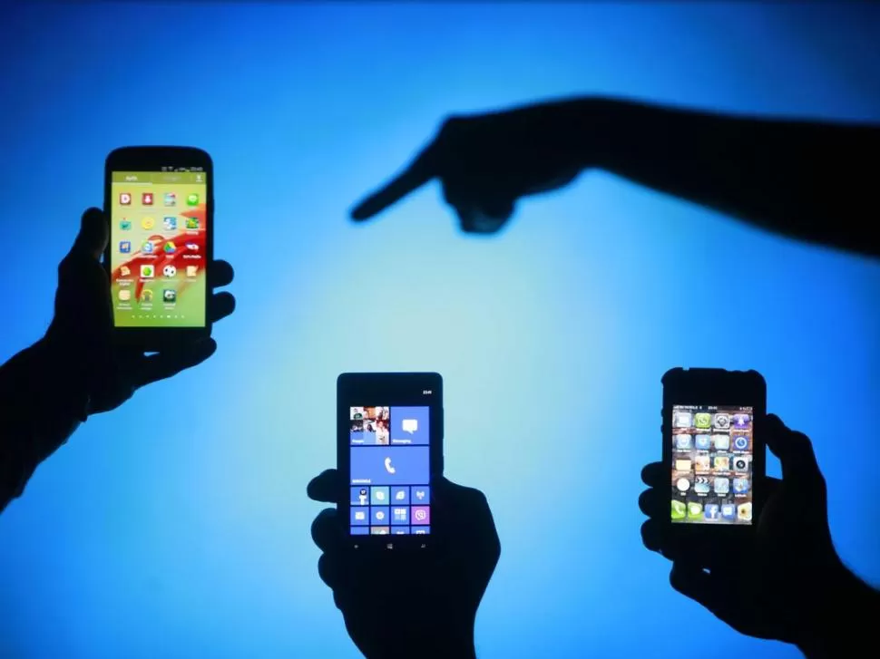 FENÓMENO. La demanda de smartphones sostiene a un mercado que, pese a la recesión, se mantiene estable. tuoitrenews.vn