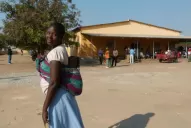 Con sus títulos de médicos de la UNT ayudan en África