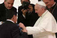 Maradona le regaló una camiseta al Papa Francisco