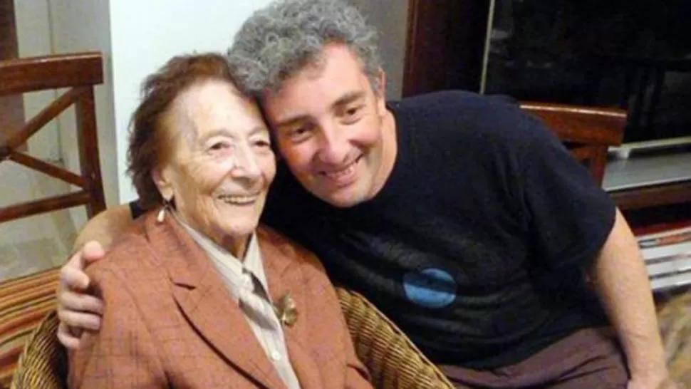 JUNTOS. Guido, con su abuela Hortensia. FOTO DE INFOJUS.GOV.AR