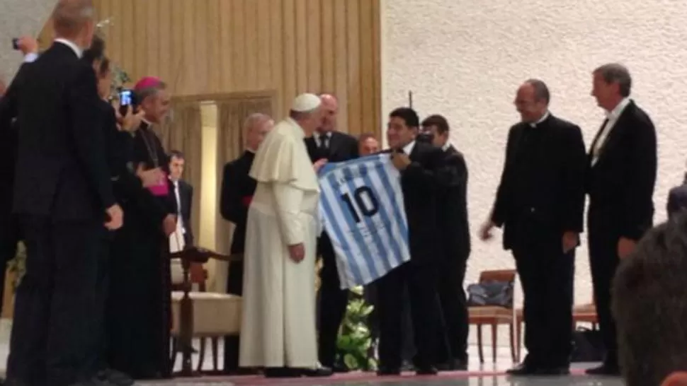 JUNTOS. Maradona le entrega una camiseta de Argentina a Francisco. IMAGEN DE TWITTER @bettapique