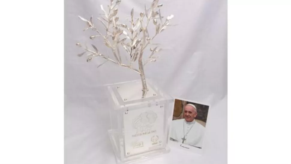PREMIO. El trofeo es un olivo con 24 frutos, 24 olivas que representan a los 12 apóstoles y a los 12 ancianos. FOTO TOMADA DE LANACION.COM.AR