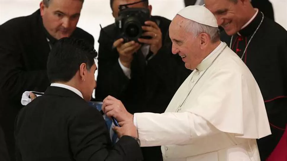 DOS POTENCIAS. Maradona le entregó una camiseta argentina al Papa. REUTERS