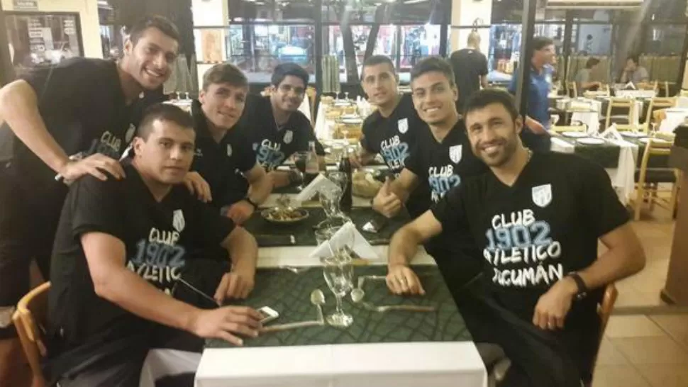 A LA MESA. Los jugadores de Atlético posan con la remera nueva. FOTO TOMADA DE WITTER DE JAVIER MALAGUEÑO