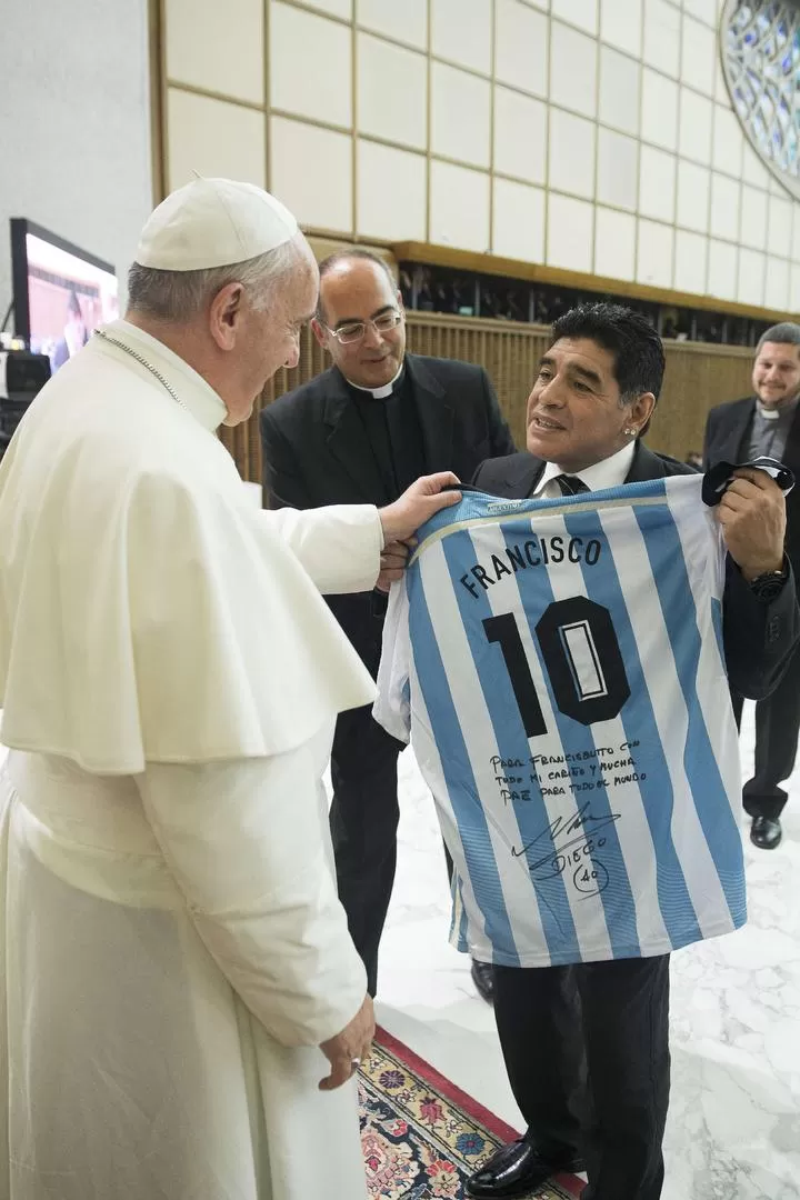 GENEROSO. A la izquierda, Maradona le regala una camiseta argentina al Papa; a la derecha, corre a Zanetti en el partido.  