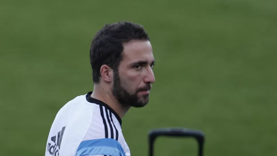 LESIONADO. El delantero Gonzalo Higuaín sufrió hoy una lesión muscular y no será de la partida en el cotejo amistoso de mañana ante Alemania, en la ciudad de Düsseldorf.