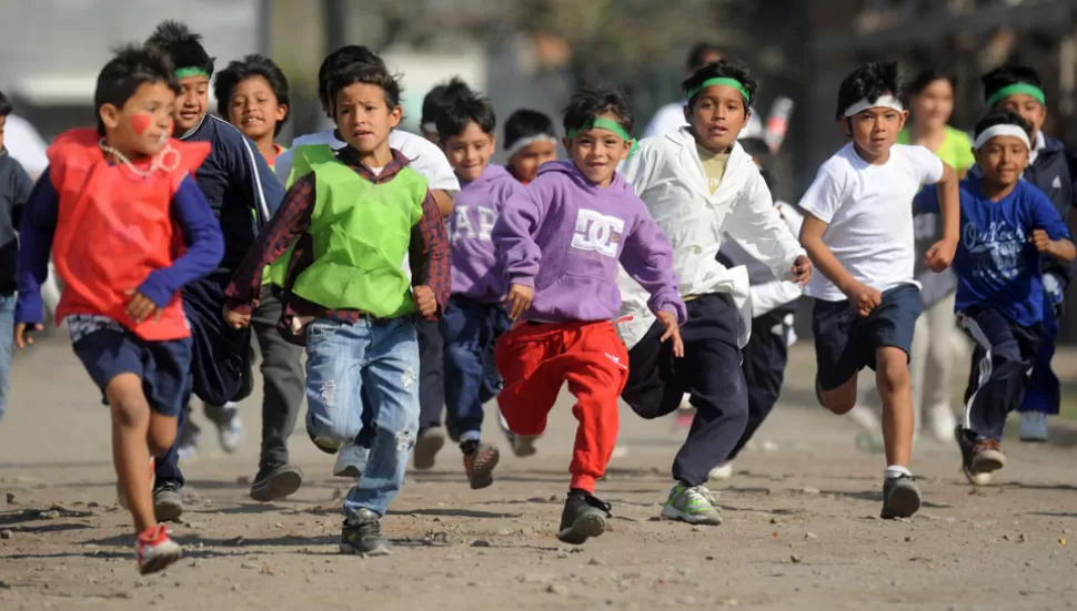 JUEGO Y DEPORTE. Por la calle Estados Unidos al 1.500, donde está ubicada la escuela Costanera Norte, 360 estudiantes corrieron una maratón. LA GACETA / FOTO DE DIEGO ARÁOZ
