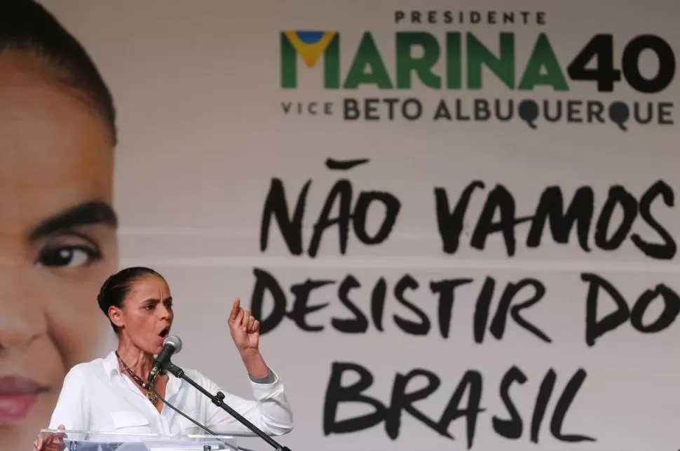 EN SAN PABLO. Marina Silva, considerada favorita para ganar, habla en un acto del socialismo brasileño. El cartel dice: “No vamos a renunciar a Brasil”. reuters