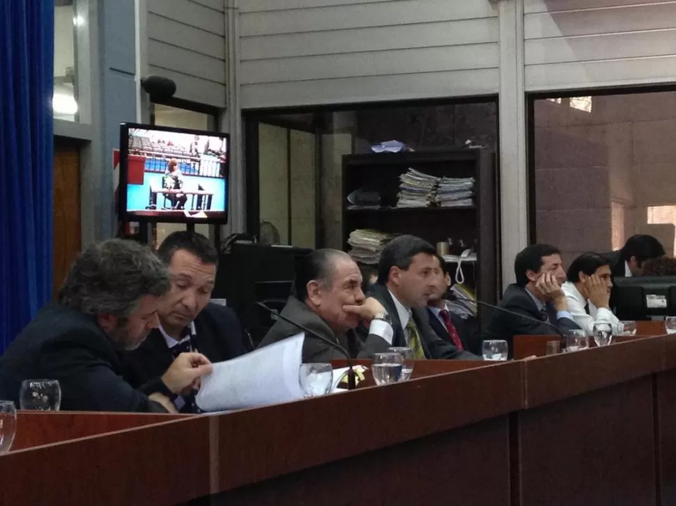 EN EL JUICIO. El ex juez Terán (con mano sobre la boca) en el sector de los acusados junto a Martín (primero, izquierda) y Ducca (penúltimo). la gaceta / foto de irene benito 