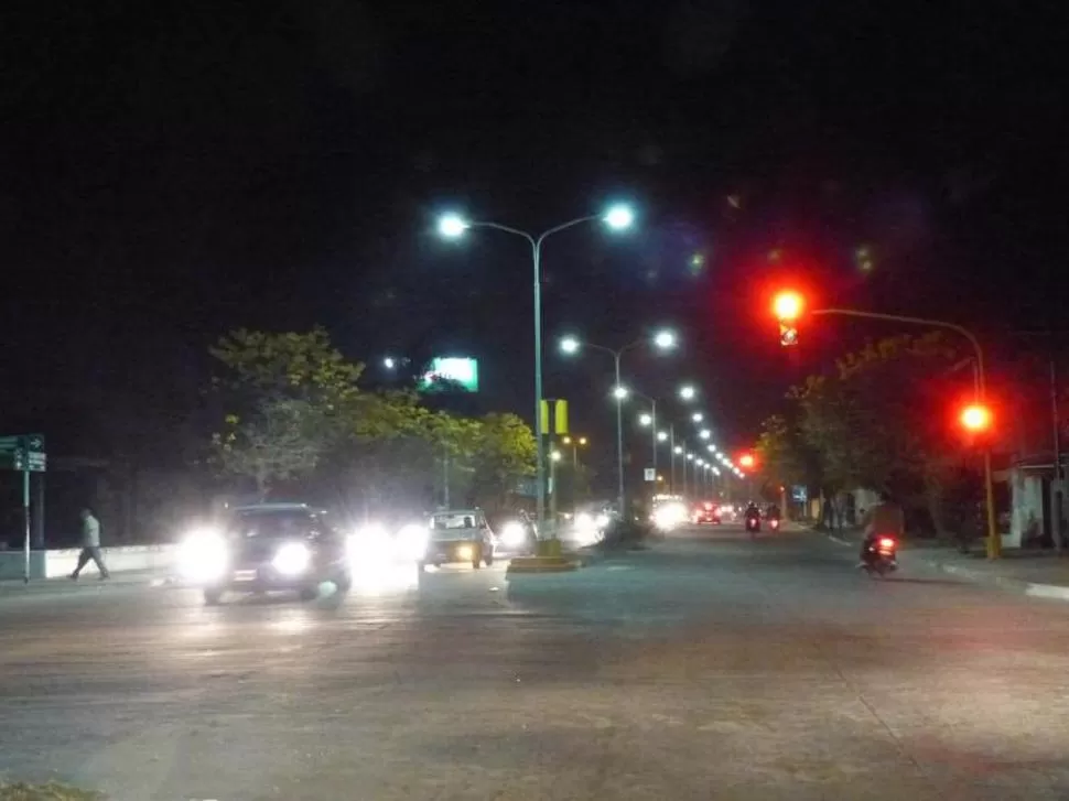 A ESTA LA ILUMINARON. La avenida Güemes se “enciende” a la noche. 