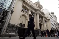 Los bancos deberán tener menos dólares