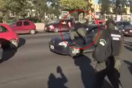 Un gendarme simuló ser atropellado para detener a un manifestante