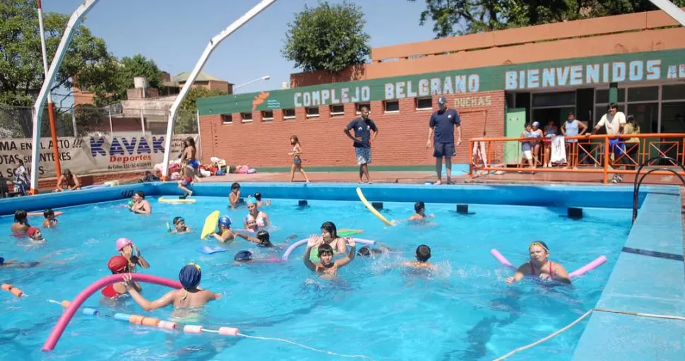 APRENDIENDO. Según Lucas Cerúsico, la pileta del complejo Belgrano debe exhibir siempre esta postal: chicos aprendiendo a nadar o entrenando. 